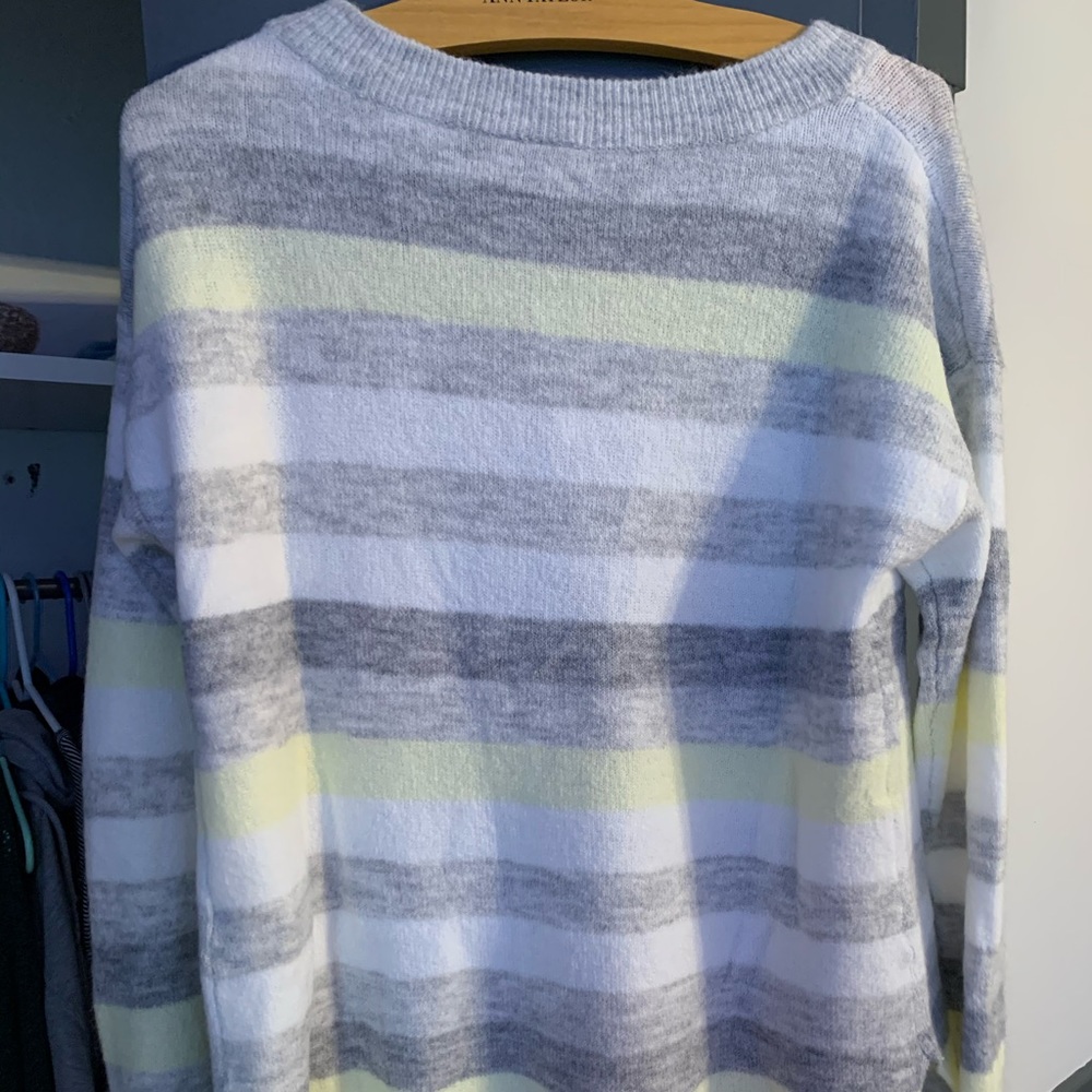 Gap Women’s Medium Crewneck Sweater - Picture 3 of 4